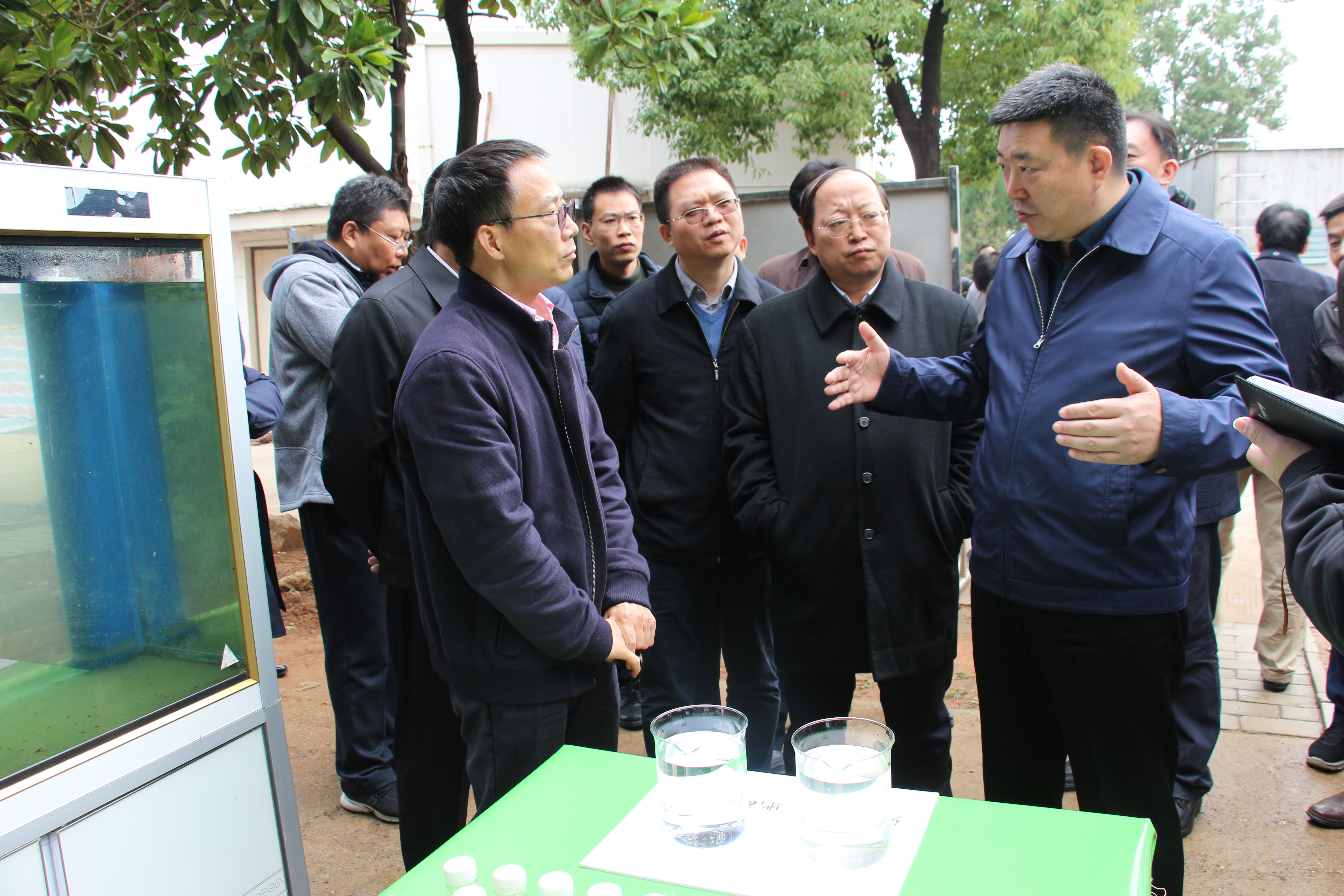 图为市长与巴总探讨污水处理 摄影：马风盈.JPG