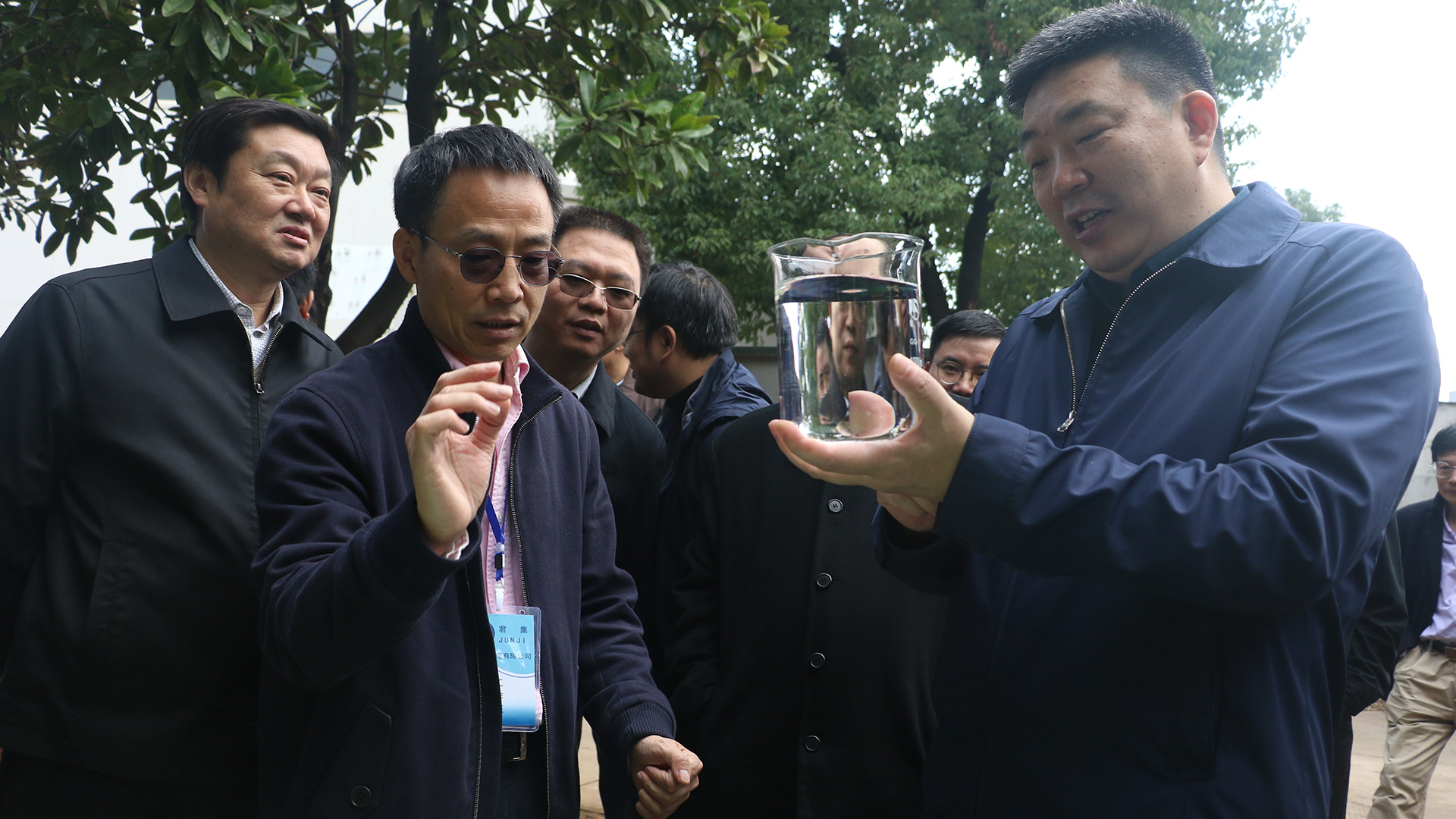 周先旺市长（右一）调研君集汤逊湖项目.jpg